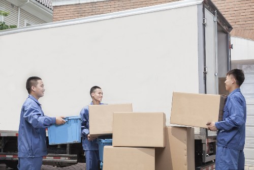 Local movers handling access challenges in a Knightsbridge street
